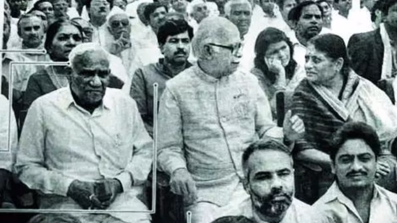 Sharing PM Modi photo, Digvijaya Singh lauds Sangh, BJP says attack on Rahul