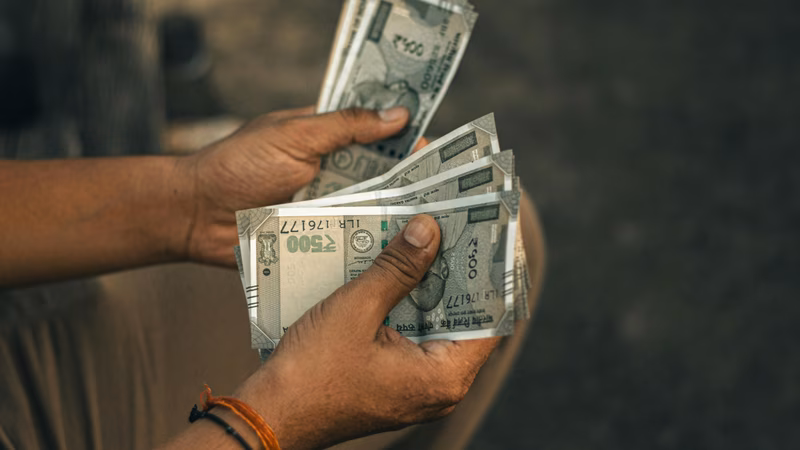 Your wallet isn’t as clean as you think: What a microbiologist found living on money