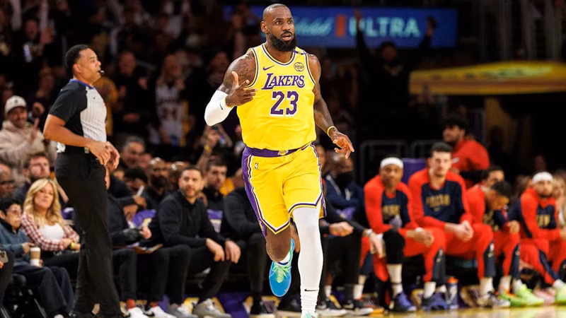 'Still got flight': LeBron James’ unreal dunk vs Kings sends fans wild