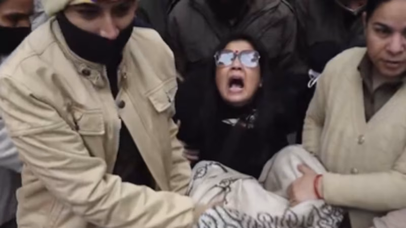 Mohua, Derek dragged away from outside Amit Shah's office; TMC protests over I-PAC raid